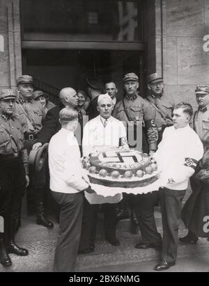 Der Geburtstagstorte Heinrich Hoffmann fotografiert 1933 Adolf Hitlers offizieller Fotograf und Nazi-Politiker und Verleger, der Mitglied des intime Kreises Hitlers war. Stockfoto