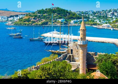 Bodrum, Türkei - 01. September 2017: Wunderschöne mediterrane Landschaft der Bucht von Bodrum, Blick von der Burg von Bodrum auf die Altstadt und Moschee Stockfoto