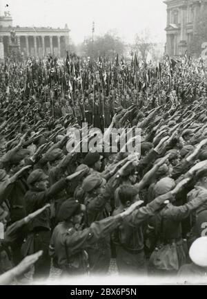 Jugendtreffen im Lustgarten am 1. Mai 1933 - Hitler spricht Heinrich Hoffmann fotografiert 1933 Adolf Hitlers offizieller Fotograf und Nazi-Politiker und Verleger, der Mitglied des intime Kreises Hitlers war. Stockfoto