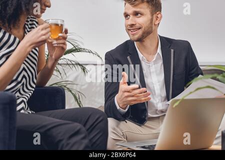 Männlicher Unternehmer im Gespräch mit seiner Kollegin Stockfoto