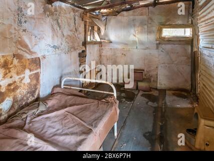 Schlafzimmer in einer typischen Prospectors Hütte in Hannan's North Tourist Mine, Kalgoorlie, Eastern Goldfields, Western Australia, Australien Stockfoto