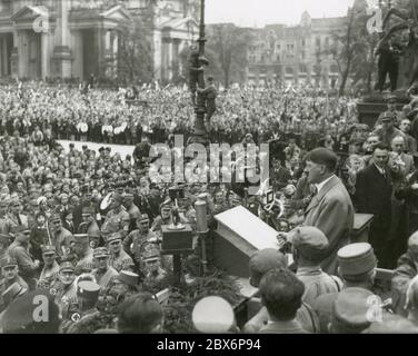 Jugendtreffen im Lustgarten am 1. Mai 1933 - Hitler spricht Heinrich Hoffmann fotografiert 1933 Adolf Hitlers offizieller Fotograf und Nazi-Politiker und Verleger, der Mitglied des intime Kreises Hitlers war. Stockfoto