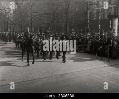 Einsatz der SA und der Polizei unter den Linden in Berlin. Heinrich Hoffmann fotografiert 1933 Adolf Hitlers offizieller Fotograf und Nazi-Politiker und Verleger, der Mitglied des intime Kreises Hitlers war. Stockfoto