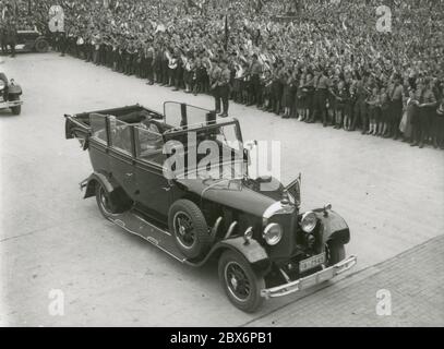 Hindenburg und Hitler im Auto auf dem Weg zur Jugendkundgebung im Lustgarten. Heinrich Hoffmann fotografiert 1933 Adolf Hitlers offizieller Fotograf und Nazi-Politiker und Verleger, der Mitglied des intime Kreises Hitlers war. Stockfoto