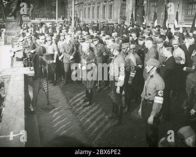 NSBO-Kundgebung im Berliner Lustgarten Dr.Ley spricht Heinrich Hoffmann Fotografien 1933 Adolf Hitlers offizieller Fotograf und Nazi-Politiker und Verleger, der Mitglied des intime Kreises Hitlers war. Stockfoto