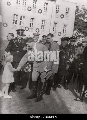 Hitler mit Kind. Heinrich Hoffmann fotografiert 1933 Adolf Hitlers offizieller Fotograf und Nazi-Politiker und Verleger, der Mitglied des intime Kreises Hitlers war. Stockfoto