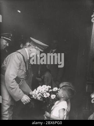 Hitler mit Kind. Heinrich Hoffmann fotografiert 1933 Adolf Hitlers offizieller Fotograf und Nazi-Politiker und Verleger, der Mitglied des intime Kreises Hitlers war. Stockfoto