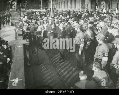 NSBO-Kundgebung im Berliner Lustgarten Dr.Ley spricht Heinrich Hoffmann Fotografien 1933 Adolf Hitlers offizieller Fotograf und Nazi-Politiker und Verleger, der Mitglied des intime Kreises Hitlers war. Stockfoto