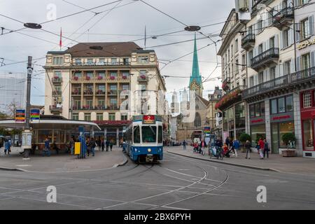 Zürich, Schweiz - 6. Oktober 2018: Besucher des Paradeplatzes mit seiner berühmten Straßenbahnhaltestelle, dem Savoy Hotel und dem Blick auf Fraumünster chur Stockfoto