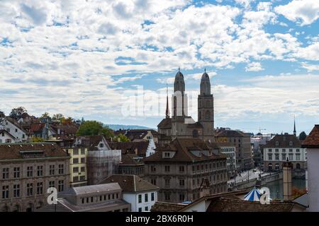 Zürich, Schweiz - 6. Oktober 2018: Blick auf Grossmünster und die Skyline der Stadt von einem Aussichtspunkt über den Dächern an einem Tag mit blauem Himmel mit d Stockfoto