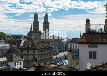 Zürich, Schweiz - 6. Oktober 2018: Blick auf Grossmünster und die Skyline der Stadt von einem Aussichtspunkt über den Dächern an einem Tag mit blauem Himmel mit d Stockfoto