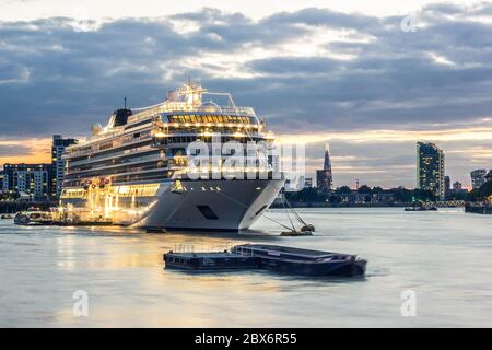 Der Viking Jupiter Kreuzfahrtschiff liegt an der Themse und überblickt die Skyline von London bei Sonnenuntergang in der Nähe von Greenwich Cutty Sark Stockfoto