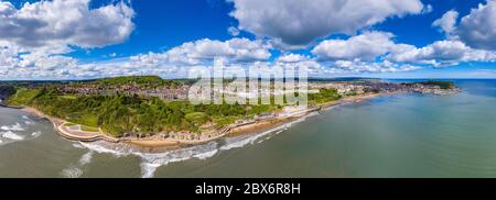 Luftaufnahme der britischen Küstenstadt Scarborough, die Küstenstadt liegt in East Yorkshire an der Nordseeküste und zeigt den Sand Stockfoto