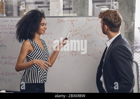 Managerin steht neben ihrem Kollegen Stockfoto