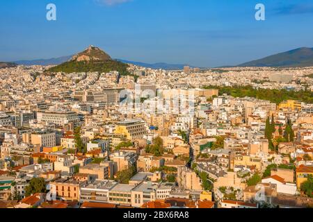 Griechenland. Sommerabend in Athen. Blick auf die Stadt und den Lycabettus-Hügel aus einer Höhe Stockfoto