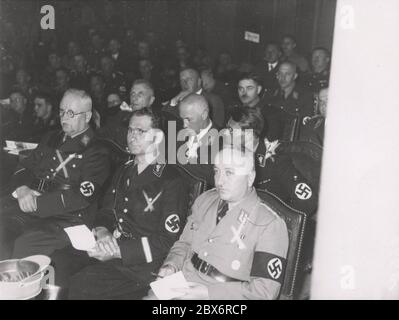 Reichskapier Schwartz - Rudolf Hess - Gottfried Feder - Dr.Ley and. Philipp Bühler Heinrich Hoffmann fotografiert 1933 Adolf Hitlers offizieller Fotograf und Nazi-Politiker und Verleger, der Mitglied des intime Kreises Hitlers war. Stockfoto