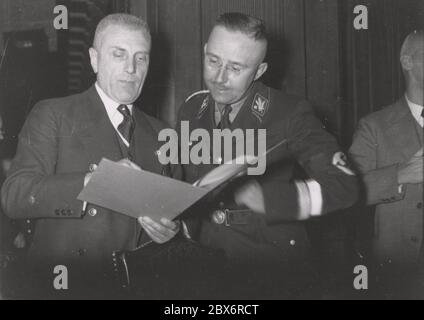 Buttmann und Himmler Heinrich Hoffmann fotografiert 1933 Adolf Hitlers offizieller Fotograf und Nazi-Politiker und Verleger, der Mitglied des intime Kreises Hitlers war. Stockfoto