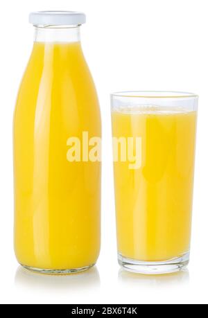 Fruchtsaft Orange Smoothie Getränk in einer Flasche und Glas isoliert auf einem weißen Hintergrund Stockfoto