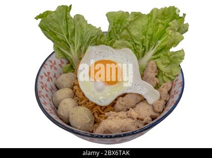 Kochen Sie Eiernudeln mit Schweinefleisch Kugel, Hackfleisch, Spiegelei und Gemüse auf weißem Hintergrund mit Clipping-Pfad isoliert. Selektiver Fokus. Stockfoto