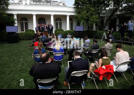 Das Weiße Haus nimmt Journalisten ohne soziale Distanz während der Äußerungen von US-Präsident Donald J. Trump und der Unterzeichnung des H.R. 7010 - PPP Flexibility Act von 2020 im Rosengarten des Weißen Hauses in Washington, DC am 5. Juni 2020 Platz.Quelle: Yuri Gripas/Pool via CNP Stockfoto