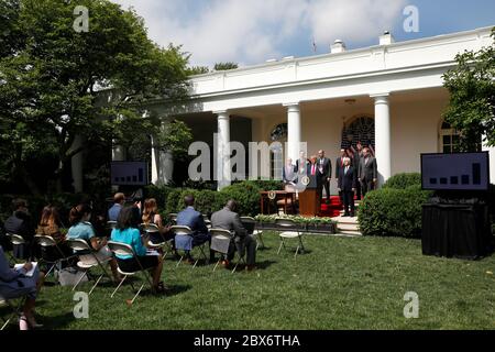 Das Weiße Haus nimmt Journalisten ohne soziale Distanz während der Äußerungen von US-Präsident Donald J. Trump und der Unterzeichnung des H.R. 7010 - PPP Flexibility Act von 2020 im Rosengarten des Weißen Hauses in Washington, DC am 5. Juni 2020 Platz.Quelle: Yuri Gripas/Pool via CNP Stockfoto