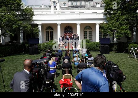 Das Weiße Haus nimmt Journalisten ohne soziale Distanz während der Äußerungen von US-Präsident Donald J. Trump und der Unterzeichnung des H.R. 7010 - PPP Flexibility Act von 2020 im Rosengarten des Weißen Hauses in Washington, DC am 5. Juni 2020 Platz.Quelle: Yuri Gripas/Pool via CNP Stockfoto