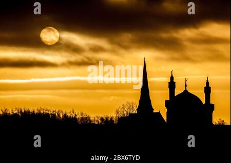 Moschee und Kirche in Oldham, Greater Manchester, England. Stockfoto