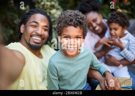 Happy b-day Junge genießen mit der Familie im Freien Stockfoto