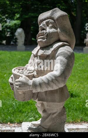 Zwergstatuen im Zwerggarten. Mirabellgarten oder Mirabellgarten ist der Garten des Schloss Mirabell in Salzburg. Österreich Stockfoto