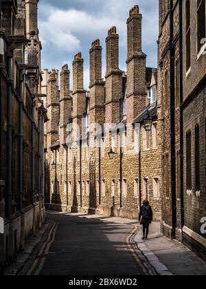 Historische Cambridge-Schornsteine - Trinity Lane Cambridge - hohe Schornsteine am Trinity College Studentenunterkunft an der Trinity Lane im Zentrum von Cambridge. Stockfoto