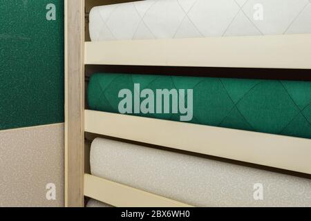 Regale im Laden. Modisch bunt mit einem modernen Design Rollen. Luxus-Tapeten für die Inneneinrichtung. Stockfoto