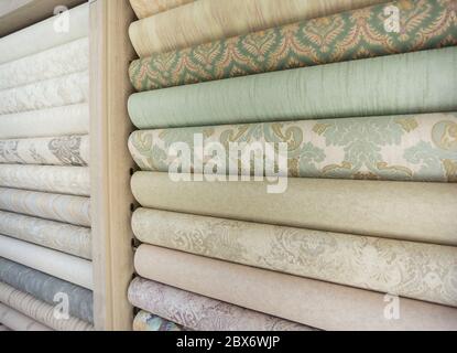 Regale im Laden. Modisch bunt mit einem modernen Design Rollen. Luxus-Tapeten für die Inneneinrichtung. Stockfoto