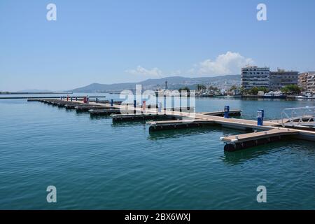 KAVALA, GRIECHENLAND - 31. MAI 2016: Fischerboote im Hafen von Kavala Stadt in Griechenland. Dock für Boote und Yachten. Stockfoto