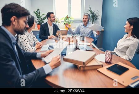 Junge Manager diskutieren Finanzbericht mit Chef im Büro Stockfoto