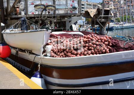 KAVALA, GRIECHENLAND - 31. MAI 2016: Fischernetze und Bojen an Bord eines Fischerboots im Hafen von Kavala, Griechenland. Stockfoto