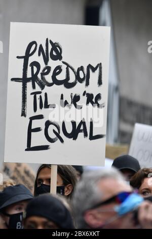 Wien, Österreich. Juni 2020. Black Lives Matter Demonstration in Wien. Die Demonstranten versammelten sich vor der amerikanischen Botschaft und gingen von dort in die Innenstadt. Quelle: Franz Perc / Alamy Live News Stockfoto