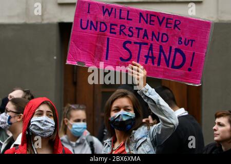 Wien, Österreich. Juni 2020. Black Lives Matter Demonstration in Wien. Die Demonstranten versammelten sich vor der amerikanischen Botschaft und gingen von dort in die Innenstadt. Quelle: Franz Perc / Alamy Live News Stockfoto