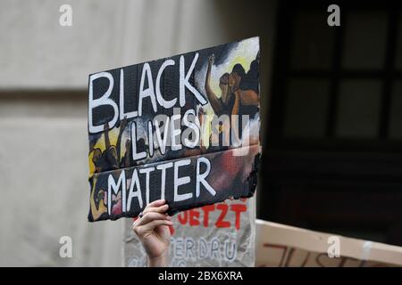 Wien, Österreich. Juni 2020. Black Lives Matter Demonstration in Wien. Die Demonstranten versammelten sich vor der amerikanischen Botschaft und gingen von dort in die Innenstadt. Quelle: Franz Perc / Alamy Live News Stockfoto