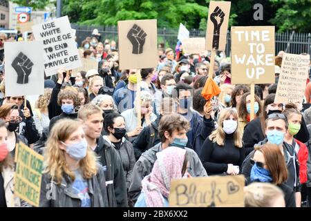 Wien, Österreich. Juni 2020. Black Lives Matter Demonstration in Wien. Die Demonstranten versammelten sich vor der amerikanischen Botschaft und gingen von dort in die Innenstadt. Quelle: Franz Perc / Alamy Live News Stockfoto