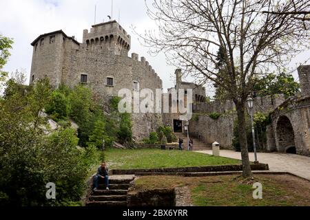 San Marino, Italien, 09. Mai 2019: Rocca Guaita in der Republik San Marino, Blick auf den Turm von Guaita von unten Außenansicht des Schlosses Rocca della Guaita Stockfoto