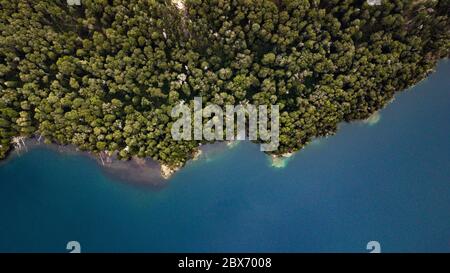 Luftaufnahme des Aussichtspunktes des Mascardi-Sees in Patagonien, Argentinien. Grüne Bäume Wald neben dem dunkelblauen Wasser See. Stockfoto