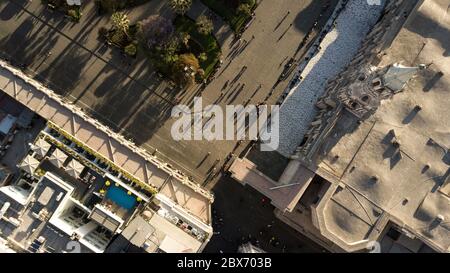 Top-down-Luftaufnahme von Arequipa's weißer Hauptplatz Ecke - UNESCO-Weltkulturerbe - weiße Kathedrale und Schatten der Menschen zu Fuß Stockfoto