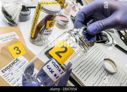 Polizei Wissenschaftler in der Kriminalistische Lab arbeiten, Opfer clock Analyse für Mord, konzeptionelle Bild Stockfoto