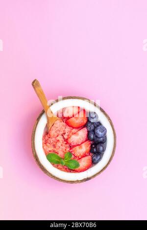 Gesundes Frühstück Smoothie mit frischen Beeren auf pastellrosa Hintergrund Stockfoto