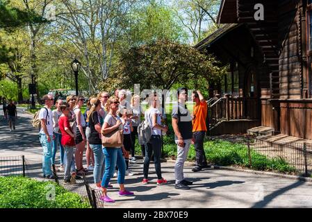 Central Park, New York, NY, USA -- 29. April 2017. Eine Gruppe von Personen auf einer Tour durch den Central Park halten an, um sich neu zu gruppieren. Stockfoto