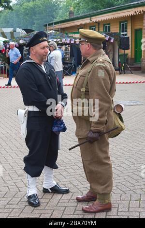 Mid Hants Railway 'war on the Line' 2019 (D-Day 75) mit Darstellern in historischen Kostümen in Alresford, Ropley und Medstead & Four Marks Stationen. Stockfoto