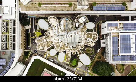 Die Draufsicht außerhalb des Hive - Lernzentrums, gestaltet wie die Form der Wabe an der Nanyang Technological University in Singapur. Stockfoto