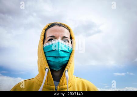 Frau, die eine Gesichtsmaske trägt, um sich vor Virusinfektionen zu schützen Stockfoto