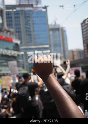 Toronto, Ontario, Kanada. Juni 2020. Black Lives Matter marschieren in Solidarität mit Demonstranten in den Vereinigten Staaten und auf der ganzen Welt durch die Innenstadt von Toronto. Quelle: Arlyn McAdorey/Alamy Live News. Stockfoto