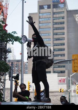 Toronto, Ontario, Kanada. Juni 2020. Black Lives Matter marschieren in Solidarität mit Demonstranten in den Vereinigten Staaten und auf der ganzen Welt durch die Innenstadt von Toronto. Quelle: Arlyn McAdorey/Alamy Live News. Stockfoto